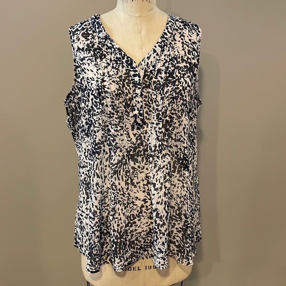 Rose & Olive sleeveless sheer five button black and white blouse